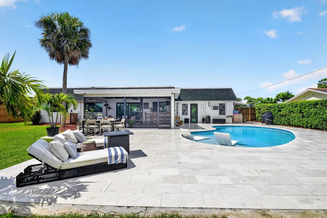 Photo of 110 W Coconut Drive