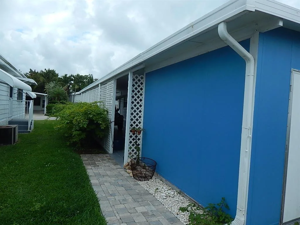Photo of Unit 32 at 400 N A1a