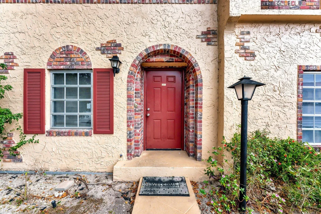 Photo of Unit D7 at 3058 Riverside Drive