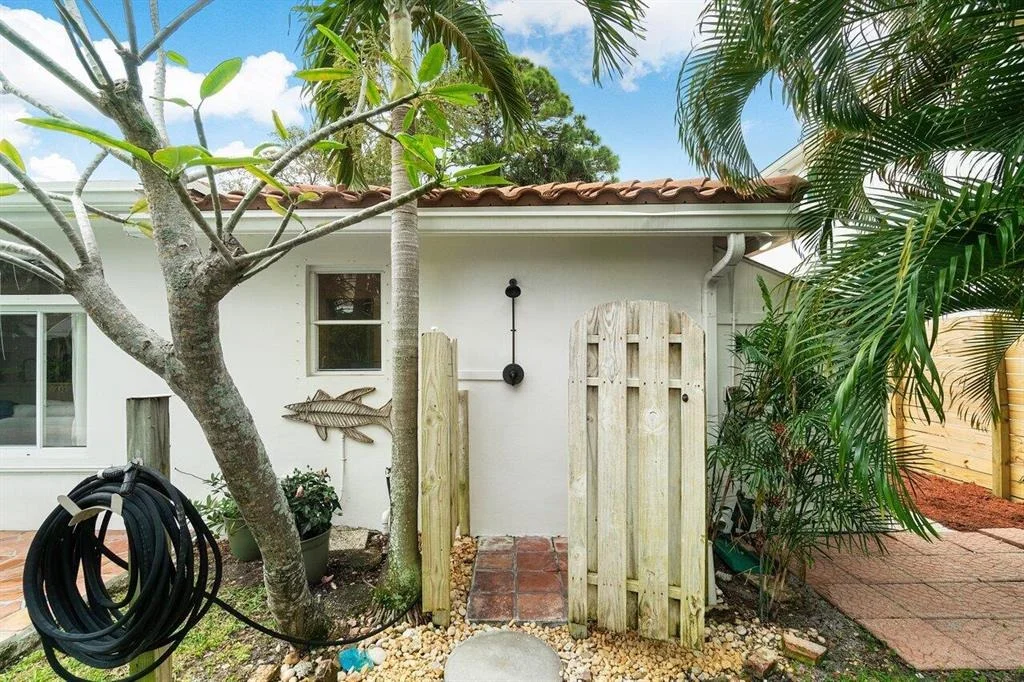 Photo of 827 NW 6th Drive
