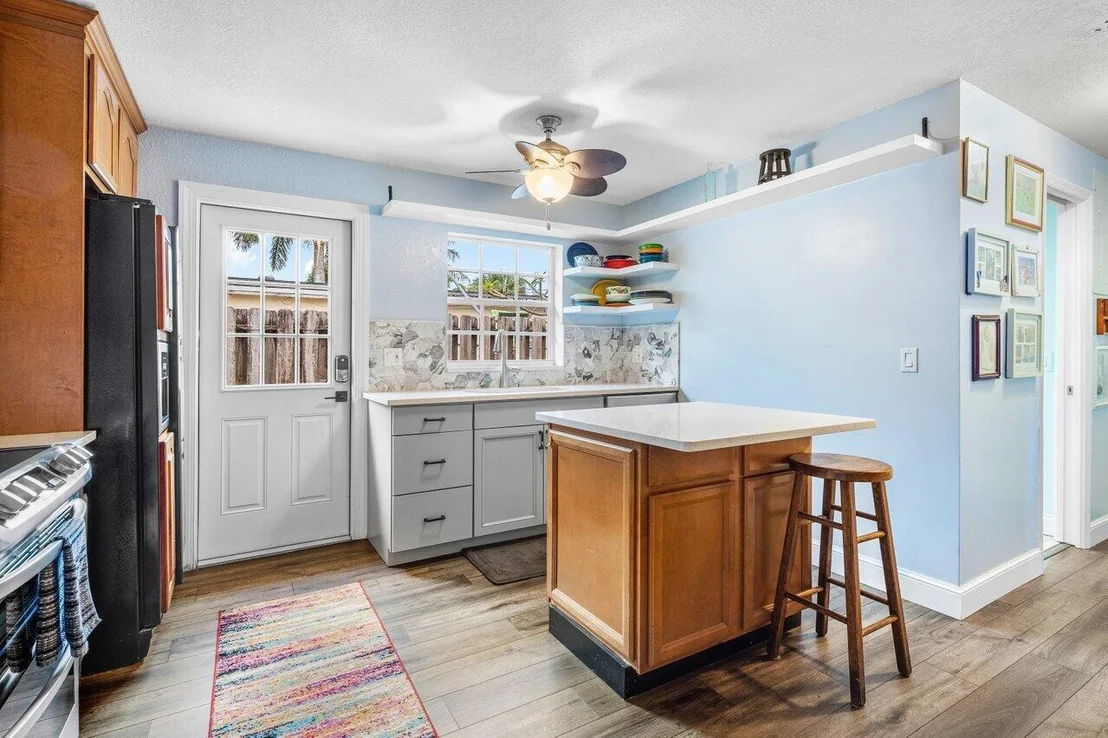 Photo of 403 W Whitney Drive