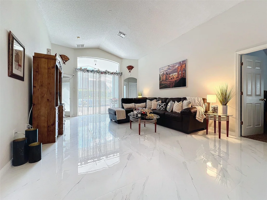 Photo of 204 W Fox Loop