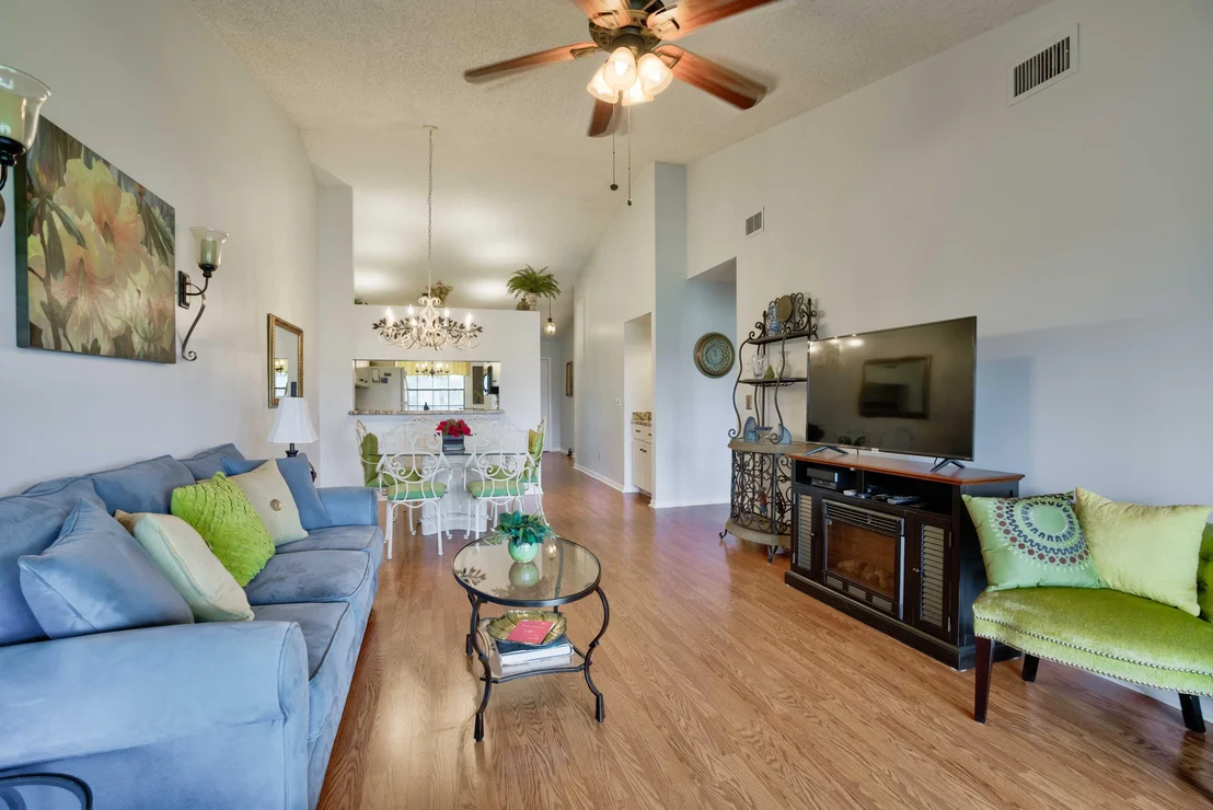 Photo of Unit E at 702 Pinecrest Circle
