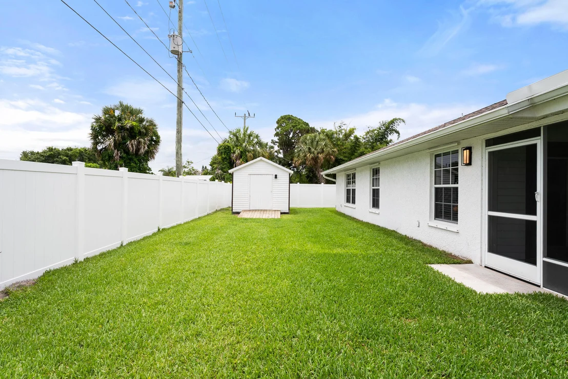 Photo of 701 SE Dolphin Drive