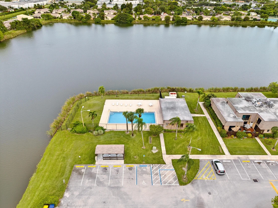 Photo of Unit B at 3402 WATERVIEW Circle