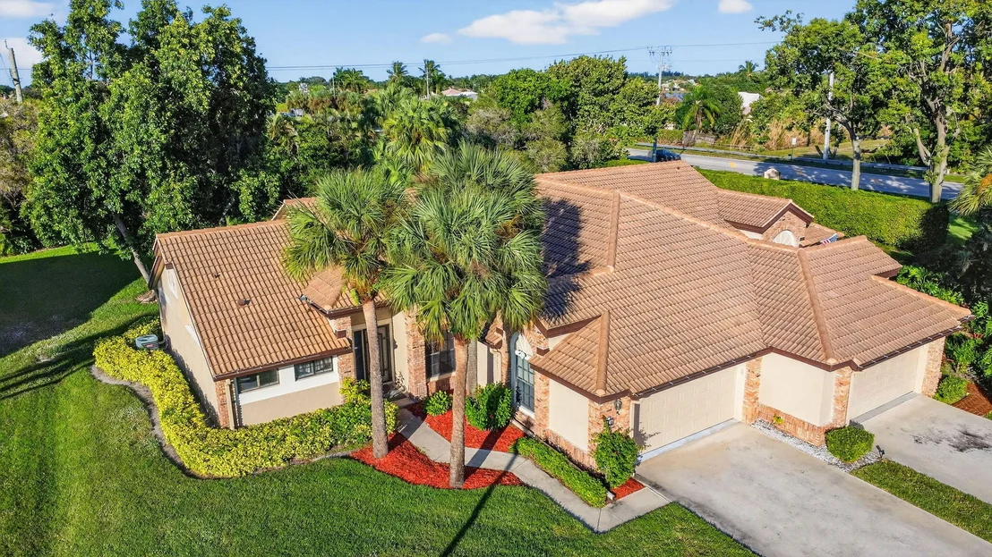 Photo of 7147 Le Chalet Boulevard