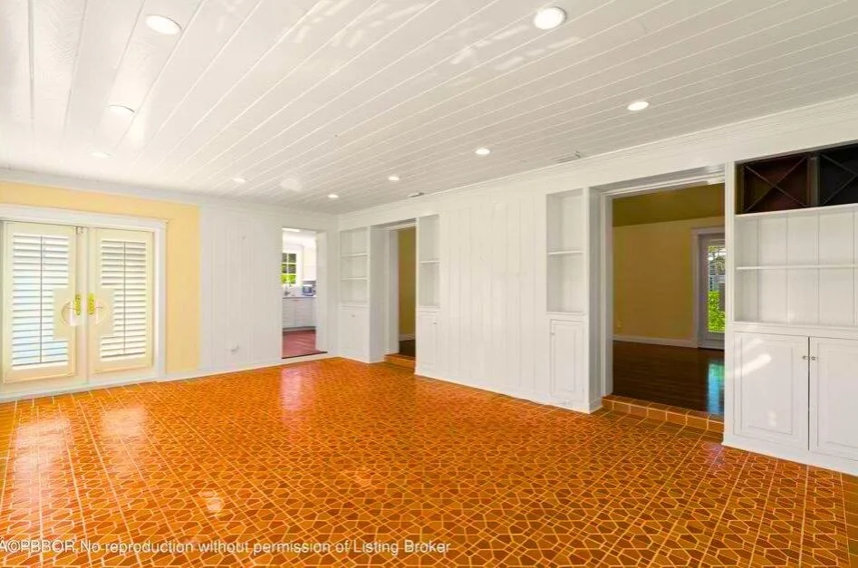 Photo of 322 Colonial Road