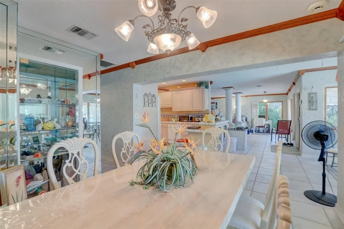 Photo of 305 S Riverside Drive