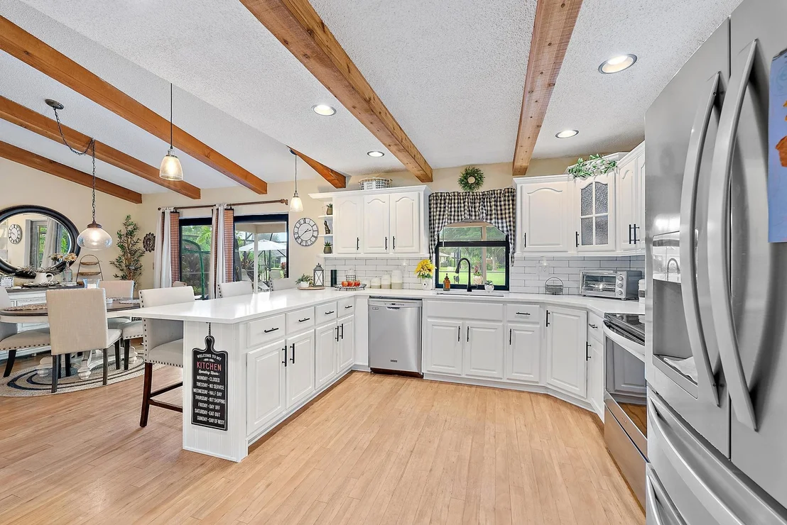 Photo of 1180 Larch Way