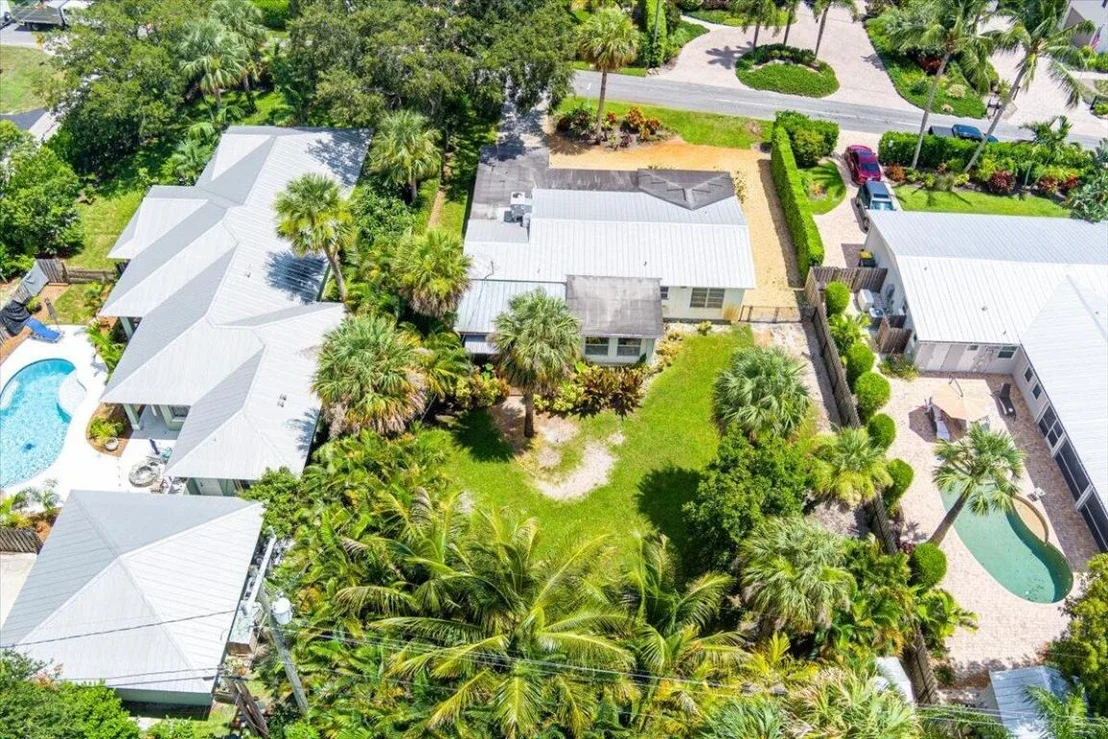 Photo of 804 SE Riverside Drive