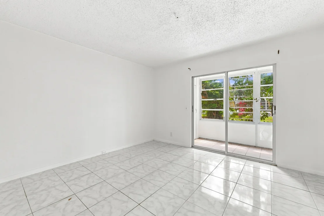 Photo of Unit 310 at 310 OAKRIDGE R Court