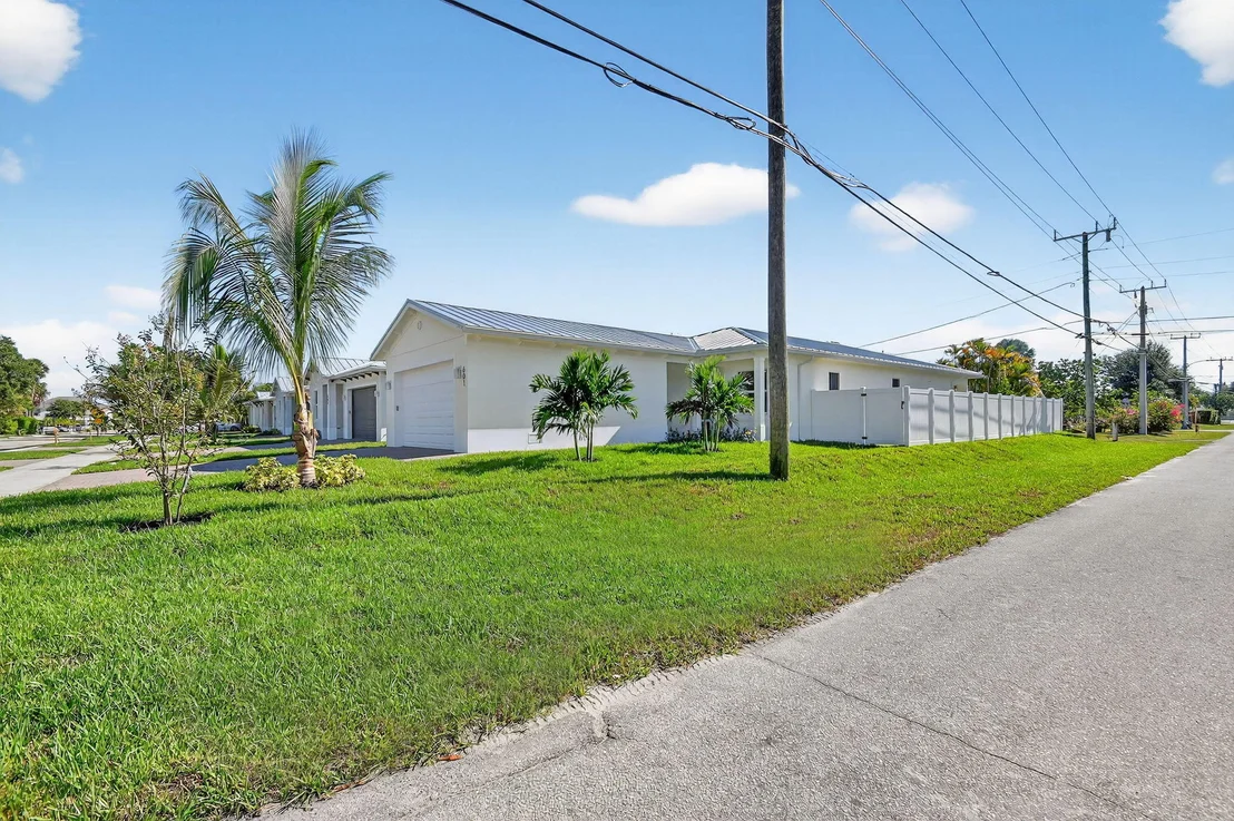 Photo of 601 N Loxahatchee Drive