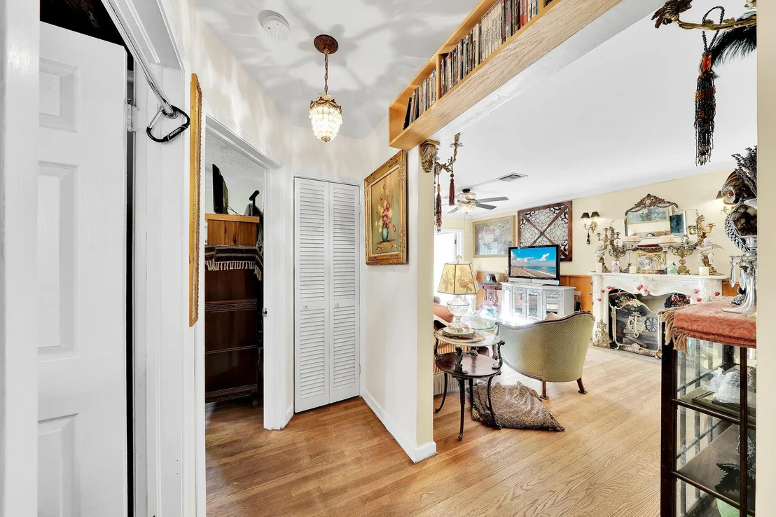 Photo of 910 Sylvan Lane