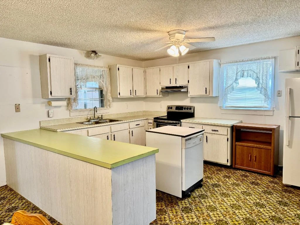 Photo of 1397 Lake Drive W