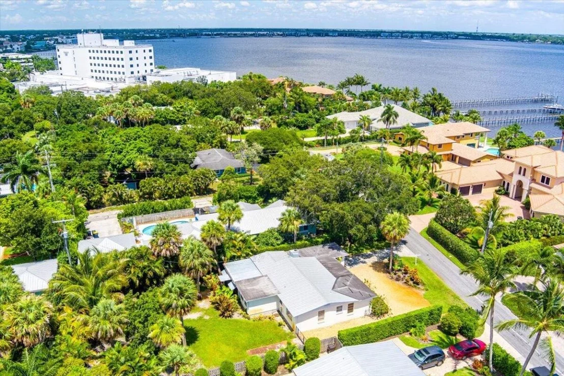 Photo of 804 SE Riverside Drive