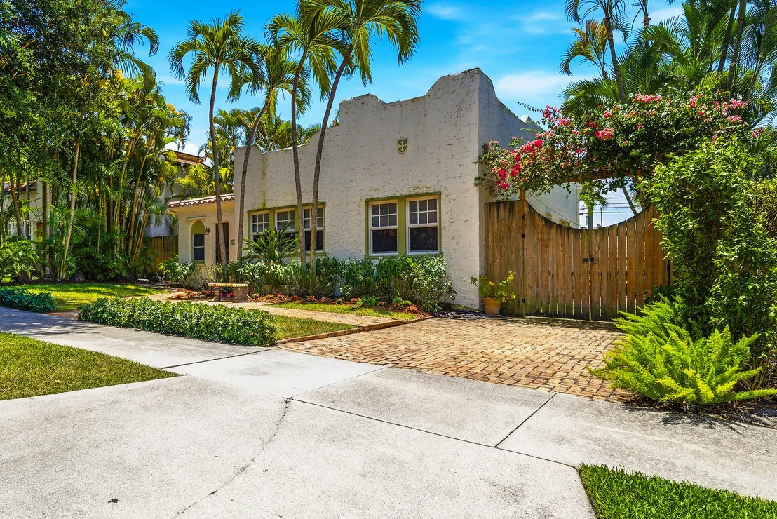 Photo of 810 Avon Road