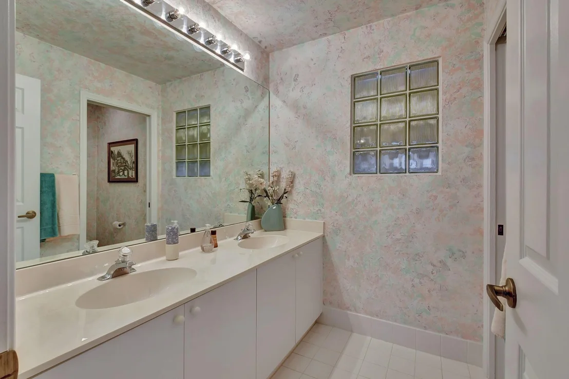 Photo of 7559 Charing Cross Lane