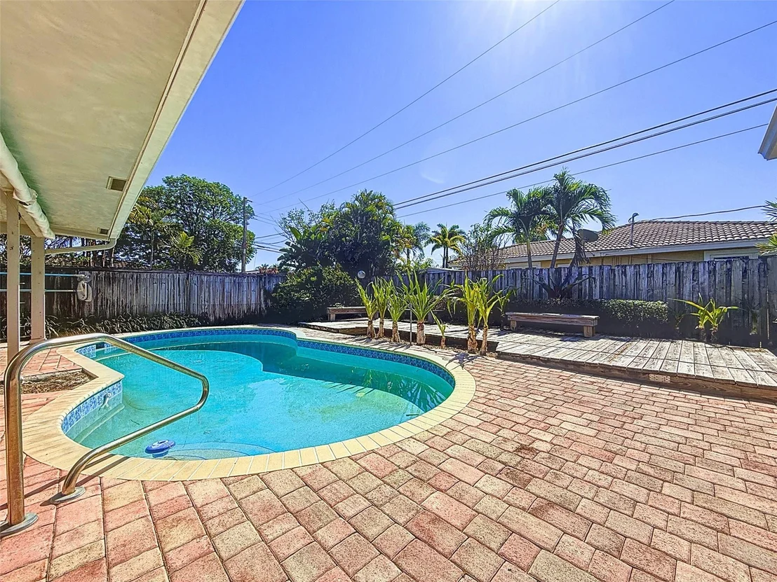 Photo of 2880 NE 45th Street