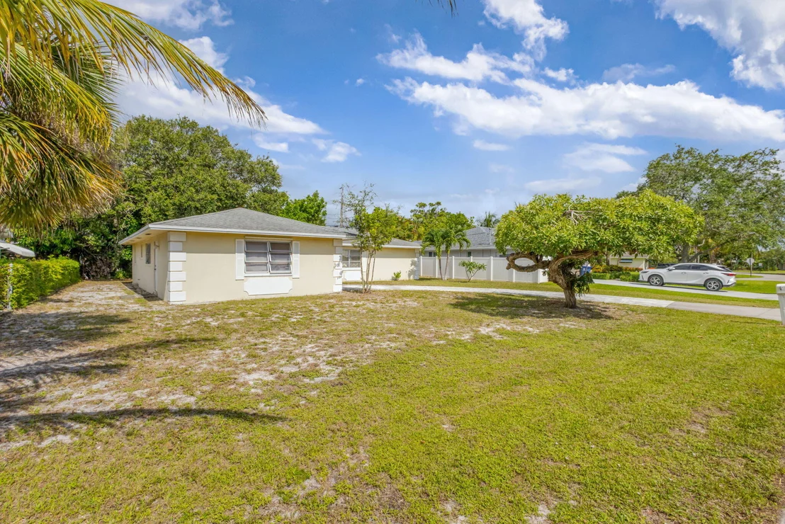 Photo of 128 W Norfolk Road