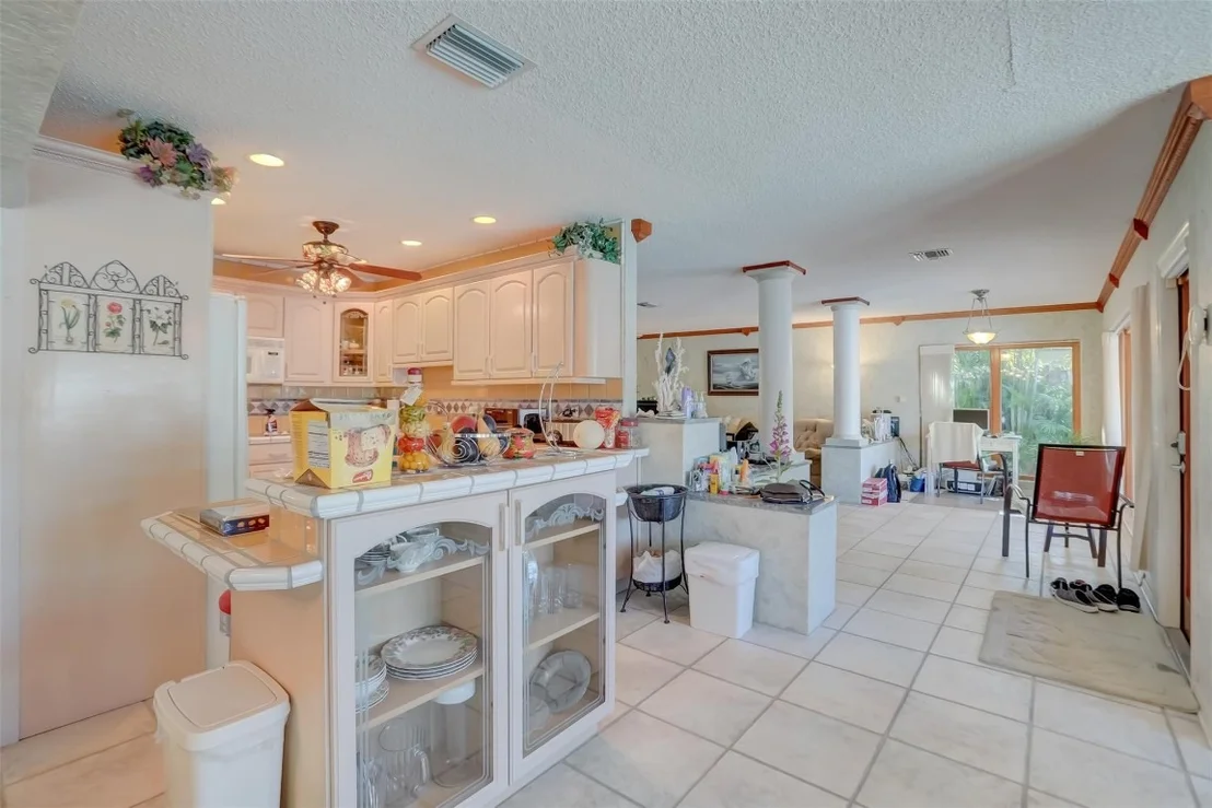 Photo of 305 S Riverside Drive