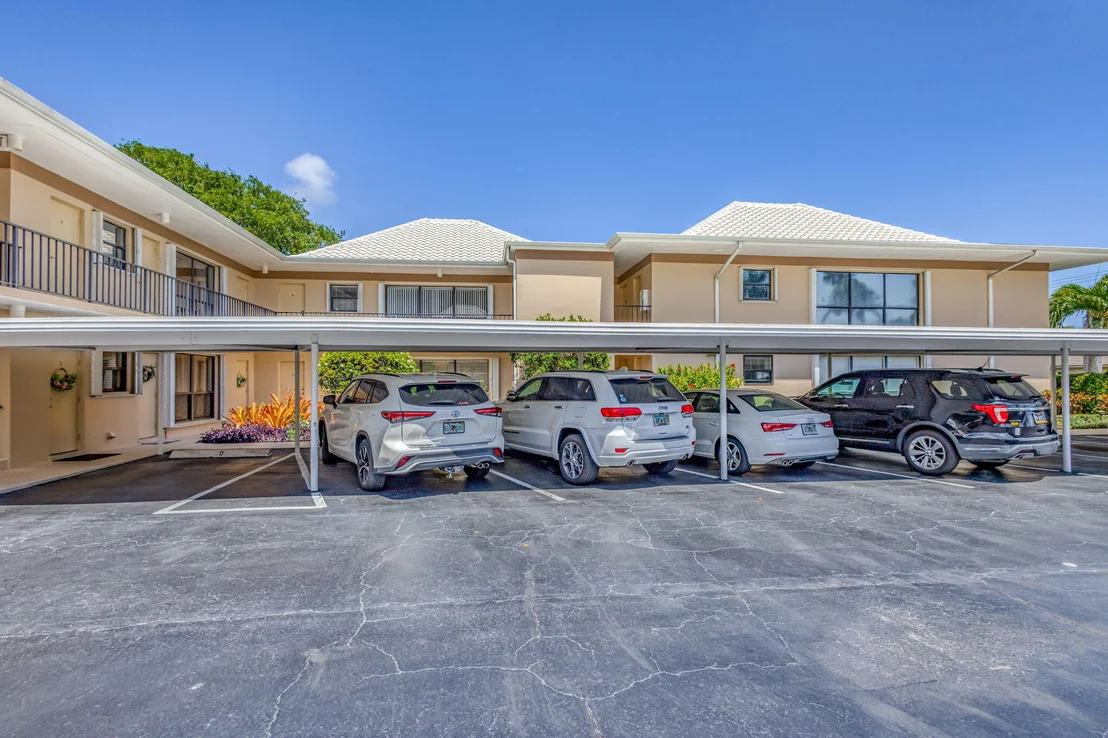 Photo of Unit UNITB at 11 SE Concourse Drive