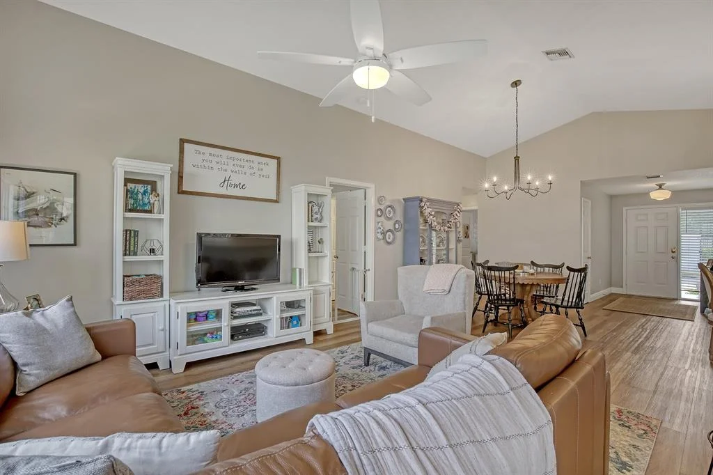 Photo of 263 Moccasin Trail W