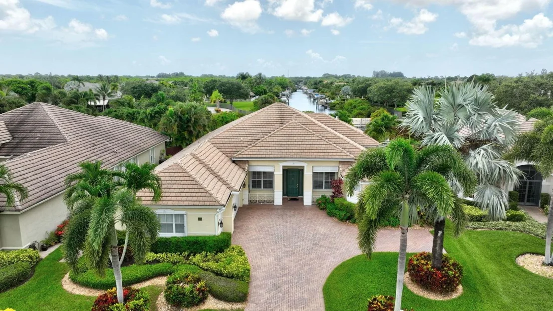 Photo of 699 SW River Bend Circle