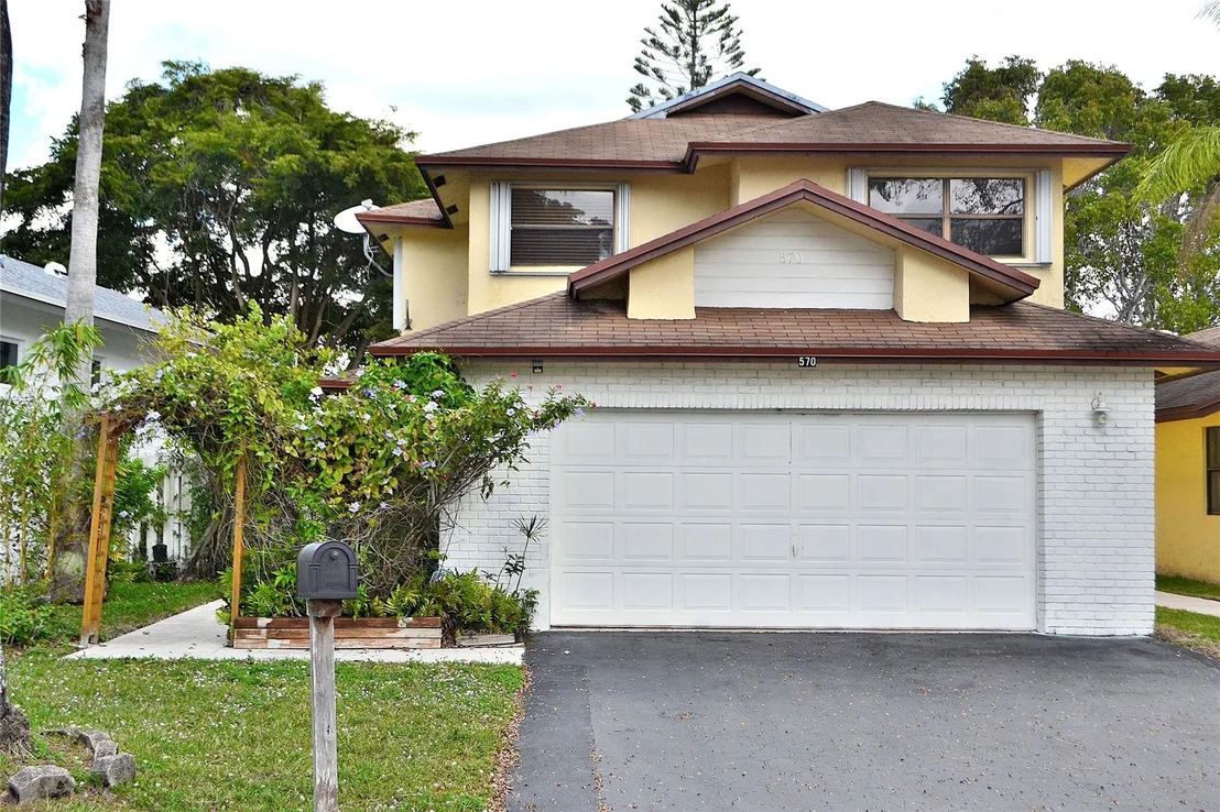 Photo of 570 Lakeside Circle