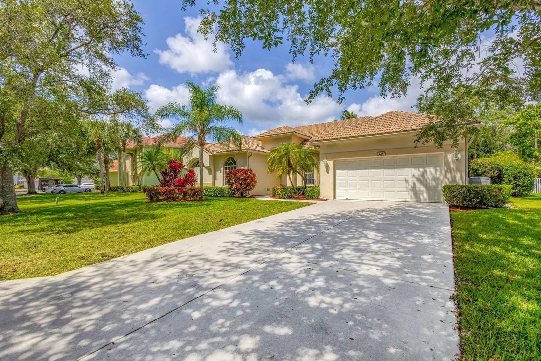 Photo of 225 Blackbird Lane