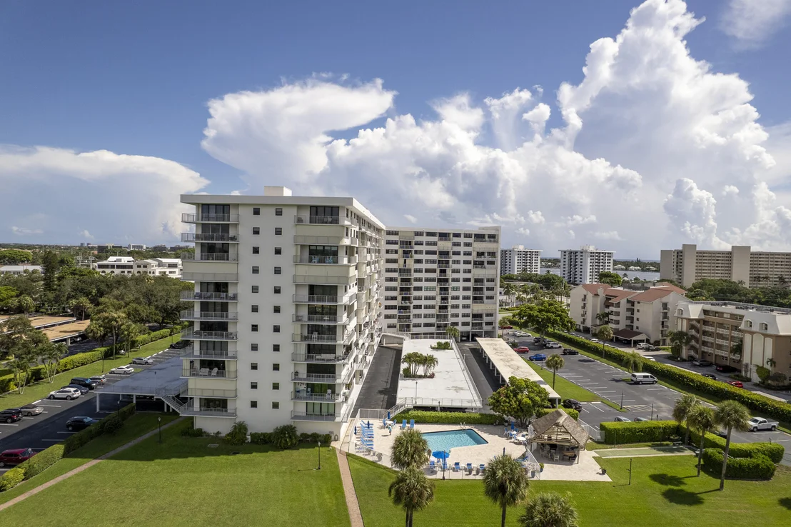 Photo of Unit 708 at 336 GOLFVIEW Road