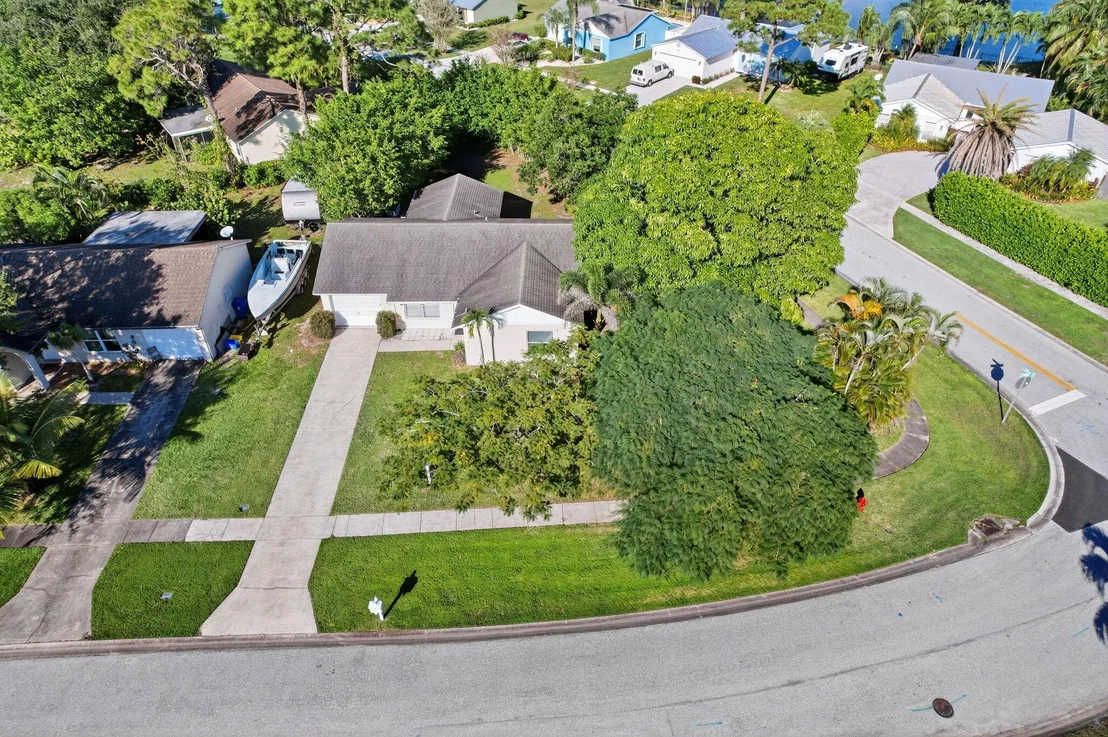 Photo of 130 Lakeside Circle
