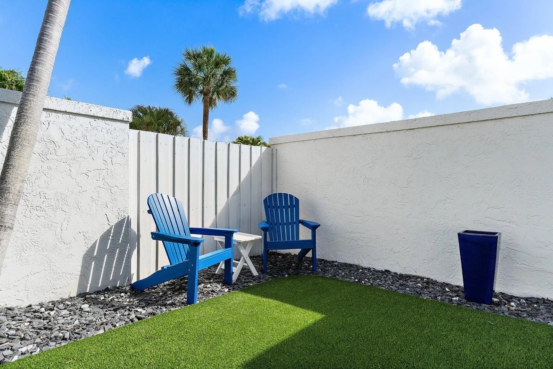 Photo of 102 W Sandpiper Circle