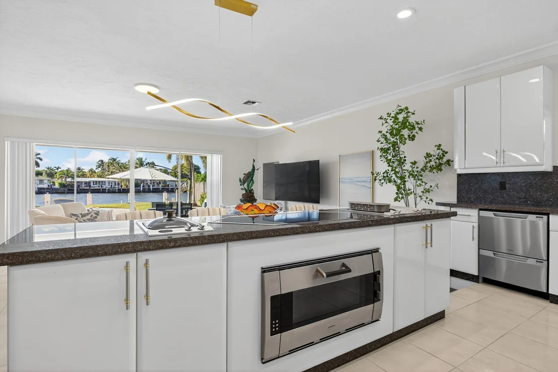 Photo of 513 S Riverside Drive