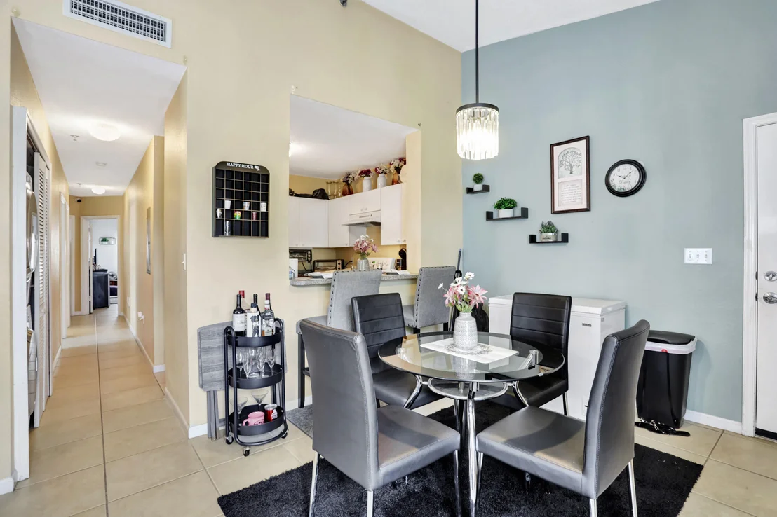 Photo of Unit 301 at 2901 Riverside Drive