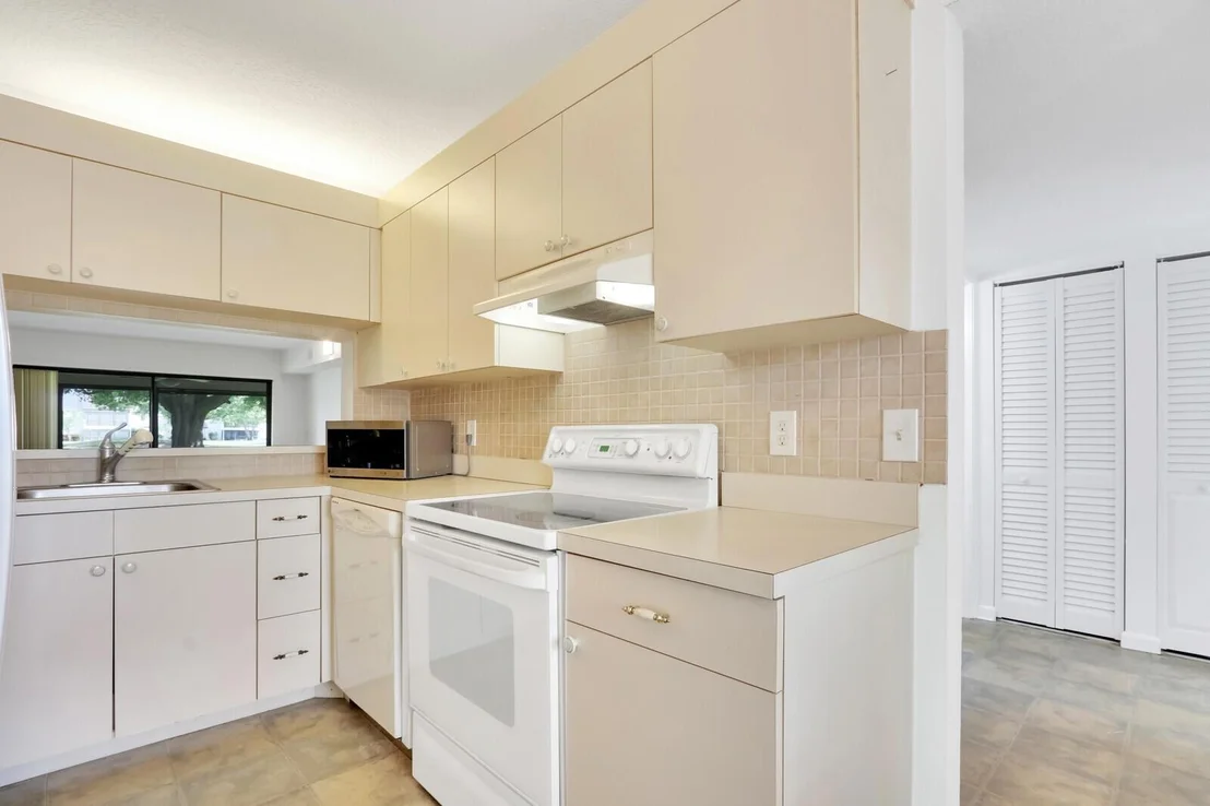 Photo of Unit F at 501 Pinecrest Circle