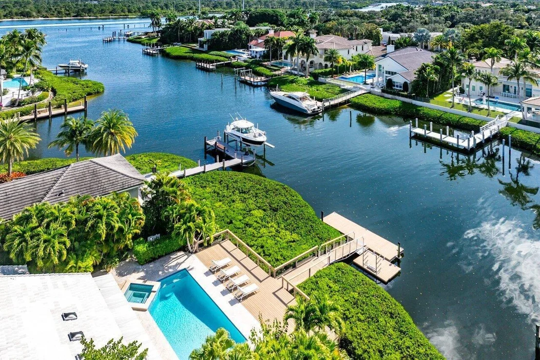 Photo of 215 Island Drive