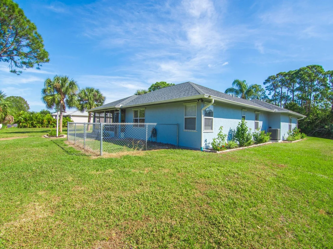 Photo of 825 Landsdowne Drive