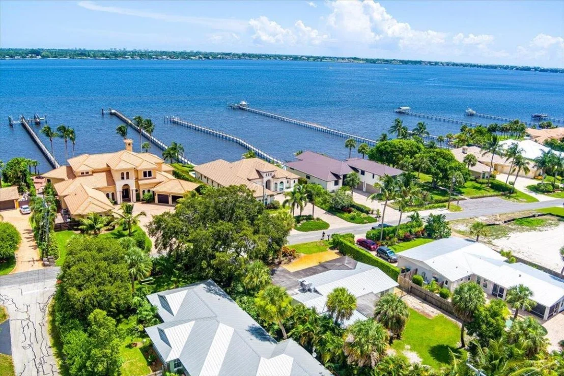 Photo of 804 SE Riverside Drive