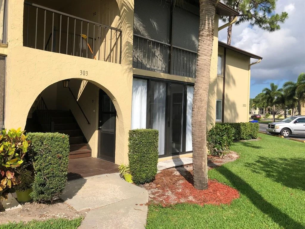 Photo of Unit D1 at 303 Pine Ridge Circle