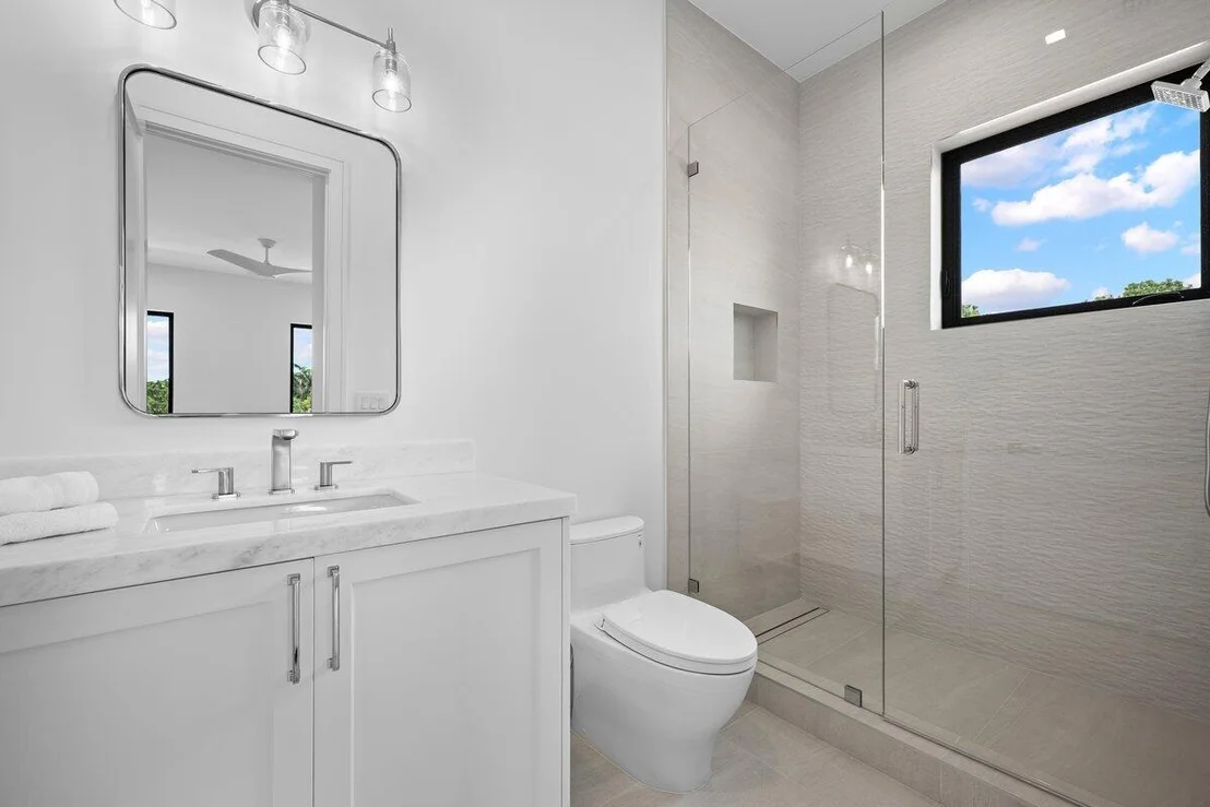 Photo of 325 W Riverside Drive