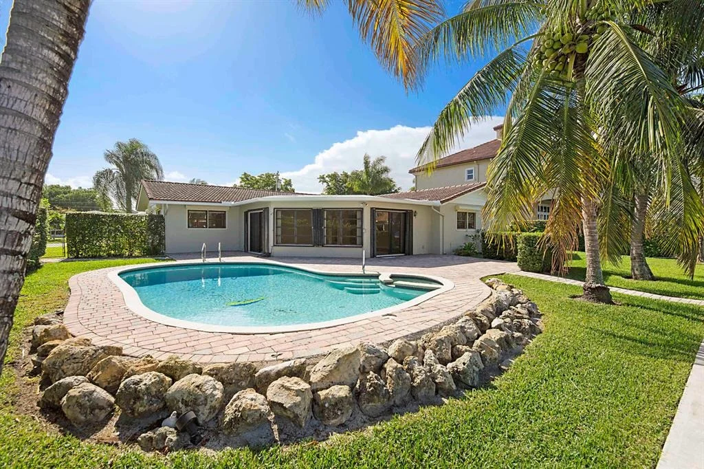 Photo of 925 Allamanda Drive