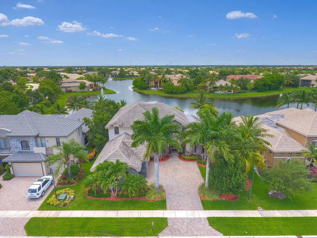 Photo of 10775 Versailles Boulevard