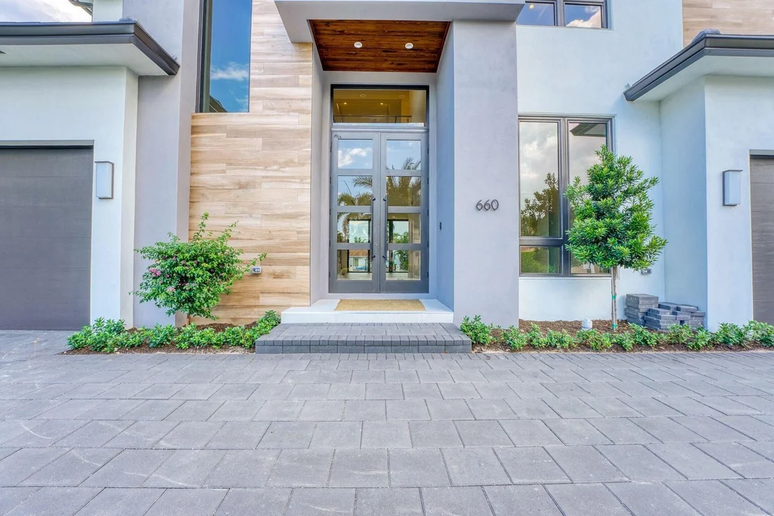 Photo of 660 NE 29th Place