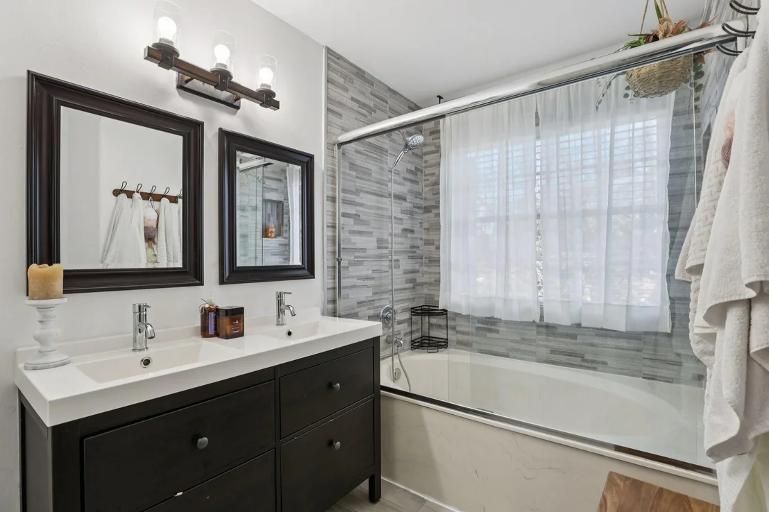 Photo of 972 Azure Lane