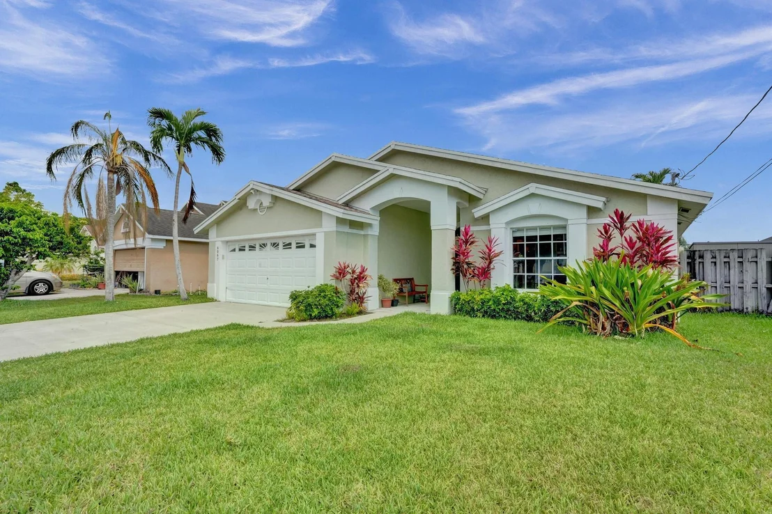 Photo of 6067 Hollywood Street