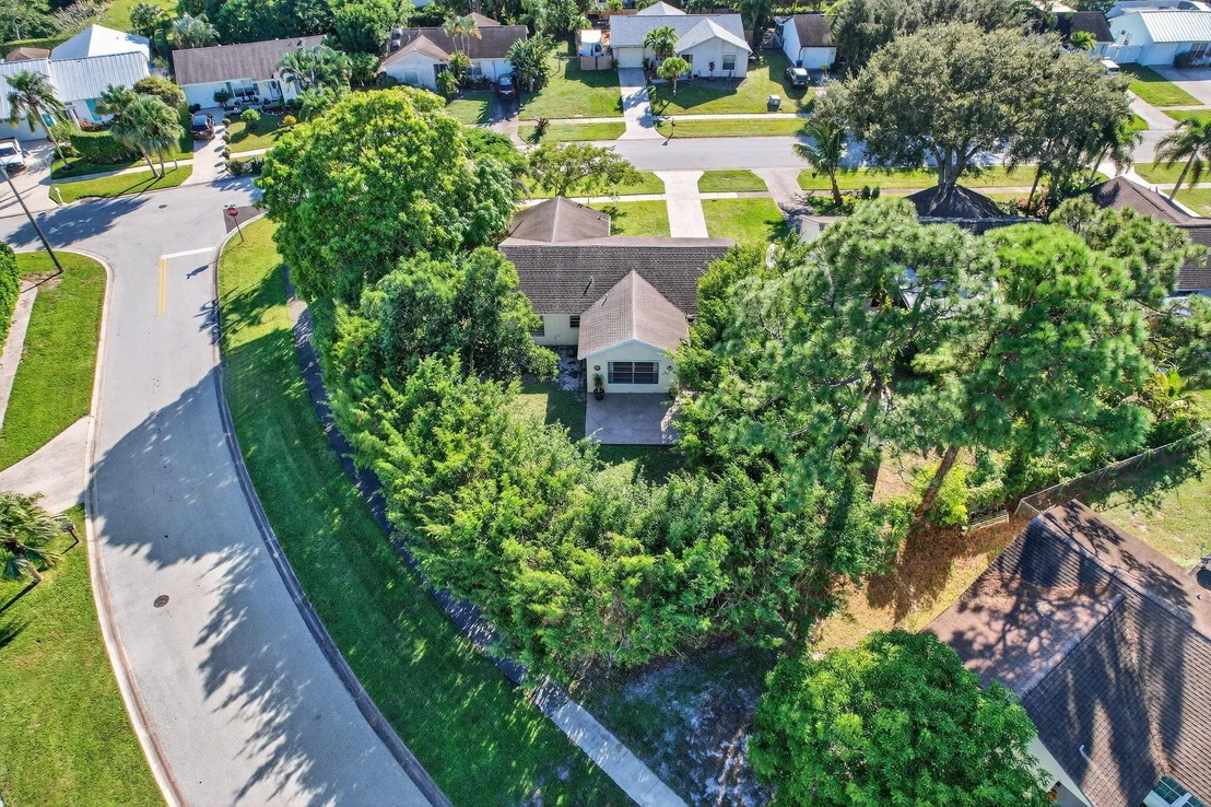 Photo of 130 Lakeside Circle