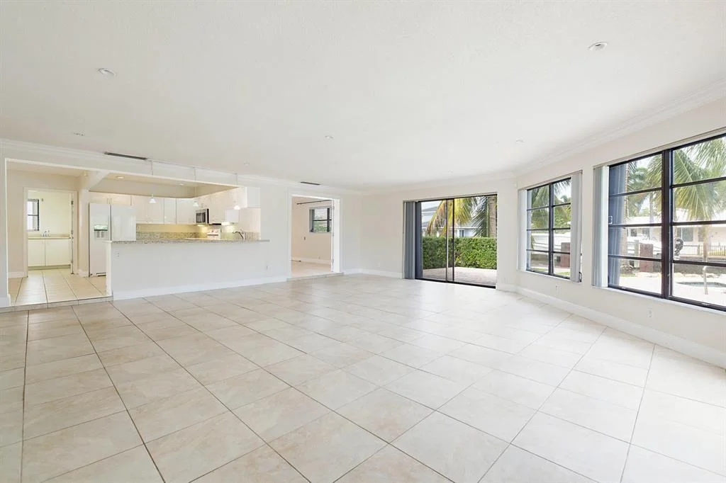 Photo of 925 Allamanda Drive
