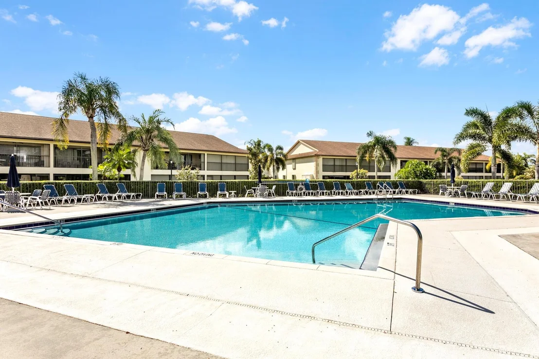 Photo of Unit E at 201 Pinecrest Circle