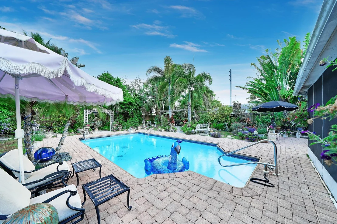 Photo of 910 Sylvan Lane