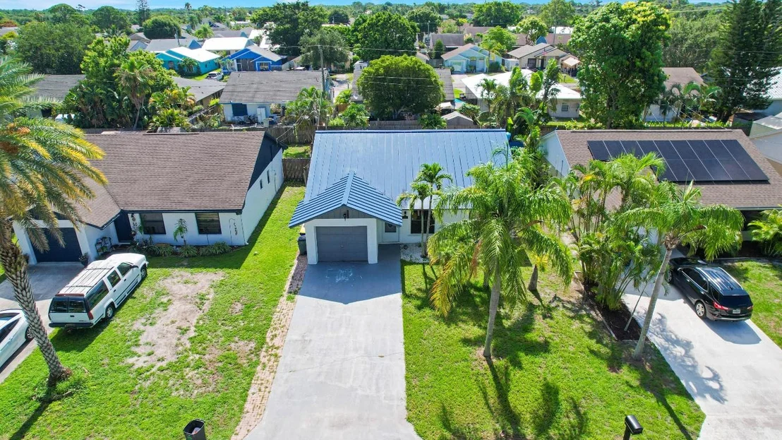 Photo of 5929 SE Collins Avenue